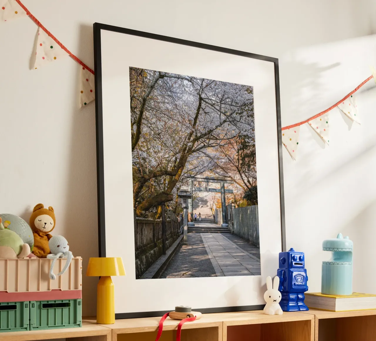 Fiori di ciliegio al santuario di Kotohira, Giappone poster con telaio in legno da Marcel Bisig