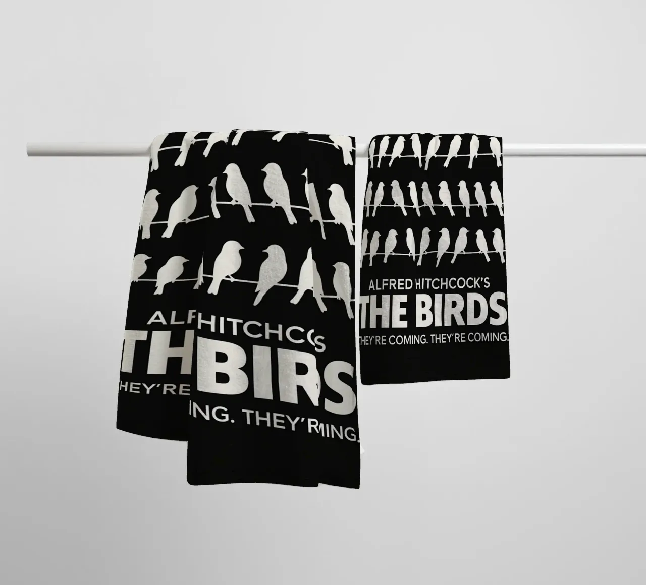 The Birds Print asciugamano da bagno da MoviesArt