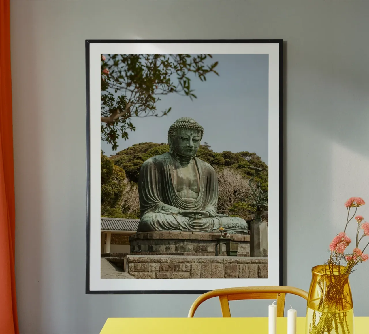 Buddha gigante a Kamakura - Giappone poster con telaio in legno da Marcel Bisig