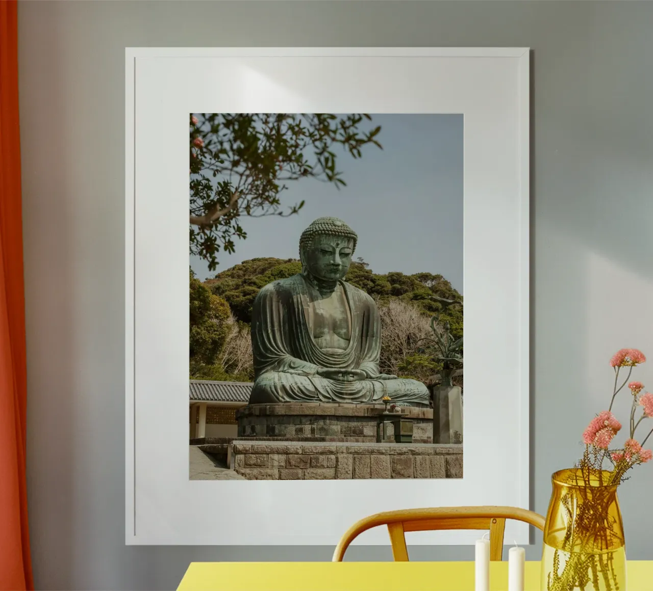 Buddha gigante a Kamakura - Giappone poster con telaio in legno da Marcel Bisig