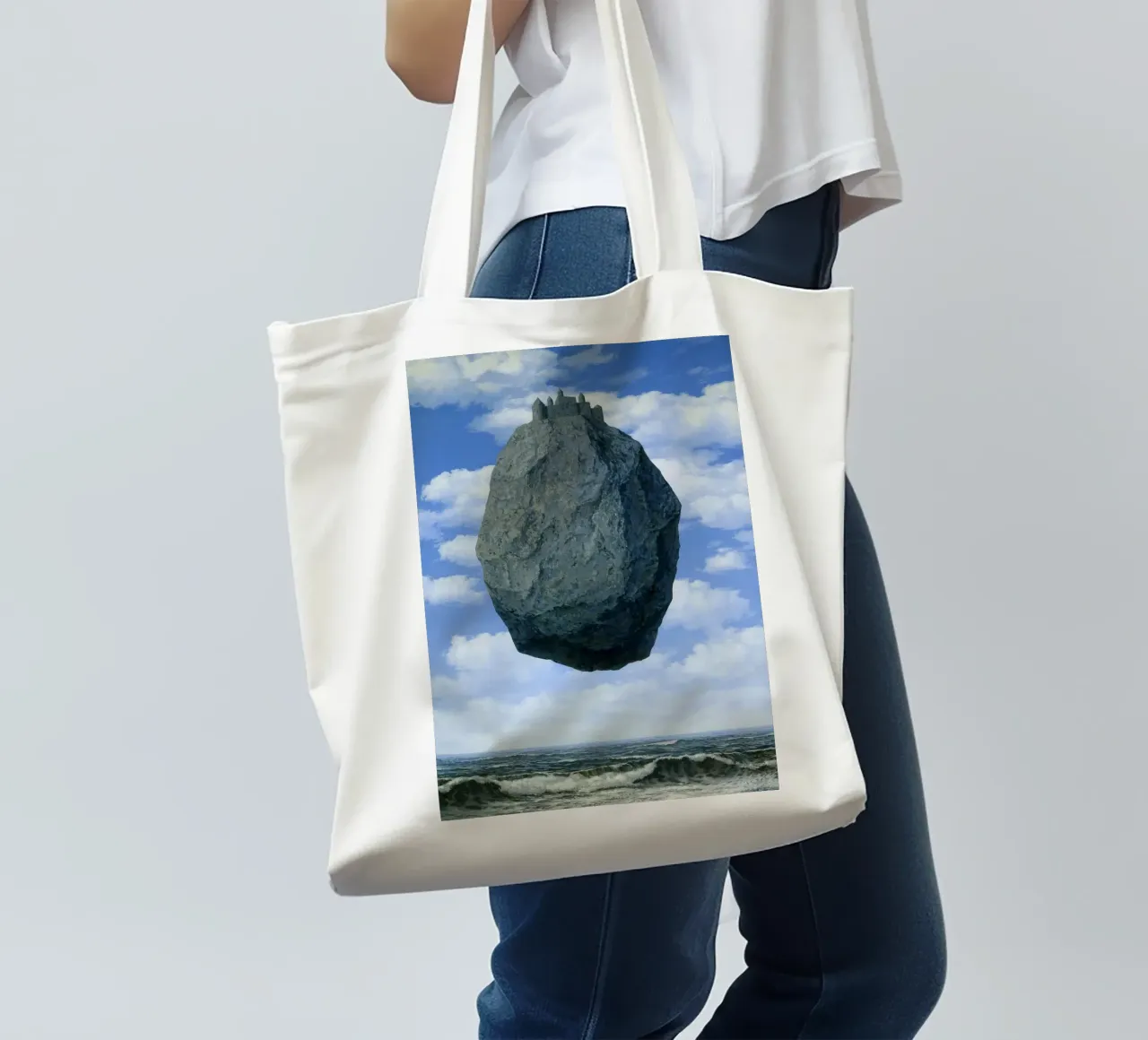 Il castello sui Pirenei di René Magritte (1959) borsa in juta da Classic Art Prints
