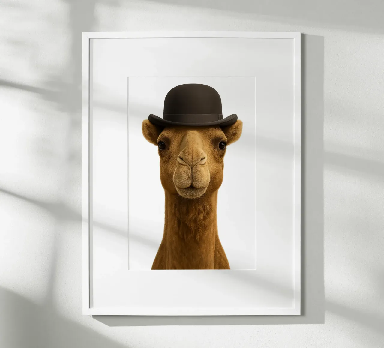 Chameau Dandy - Eleganza retrò parigina poster con telaio in legno da So Cute Land - Affiches et posters