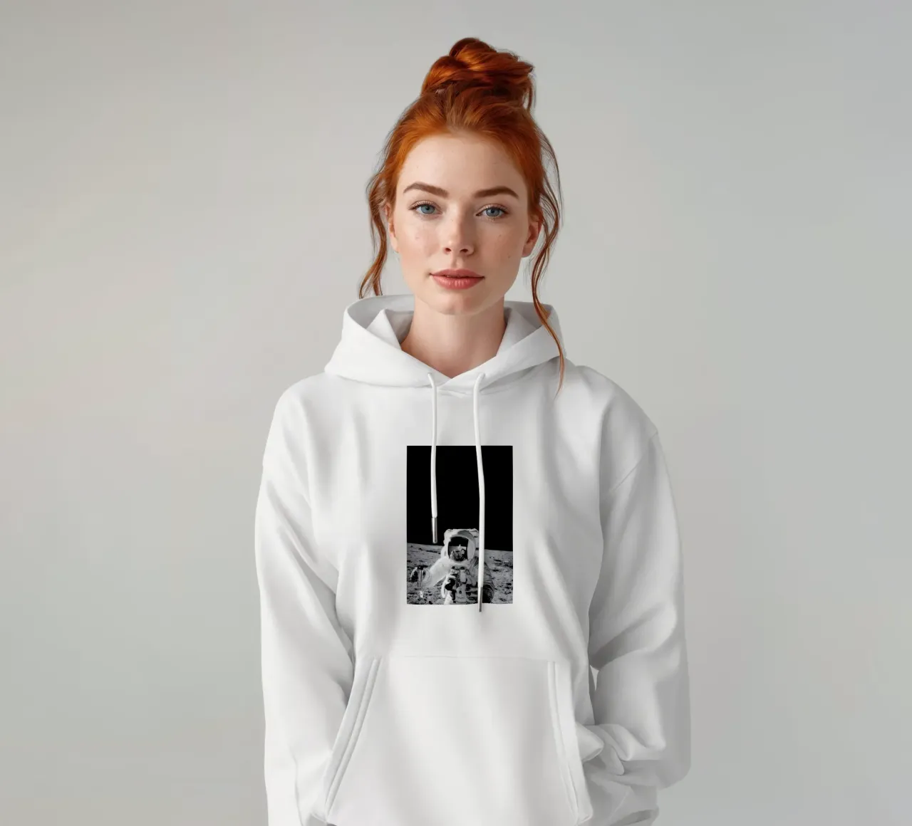 Reflection on the Moon felpa con cappuccio da Vintage by JUNIQE