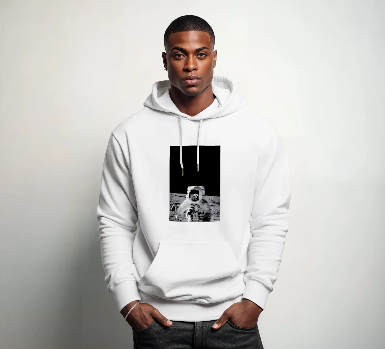 Reflection on the Moon felpa con cappuccio da Vintage by JUNIQE