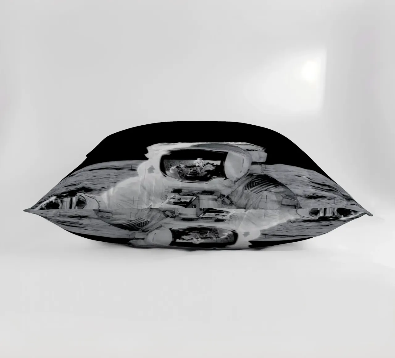 Reflection on the Moon cuscino da Vintage by JUNIQE