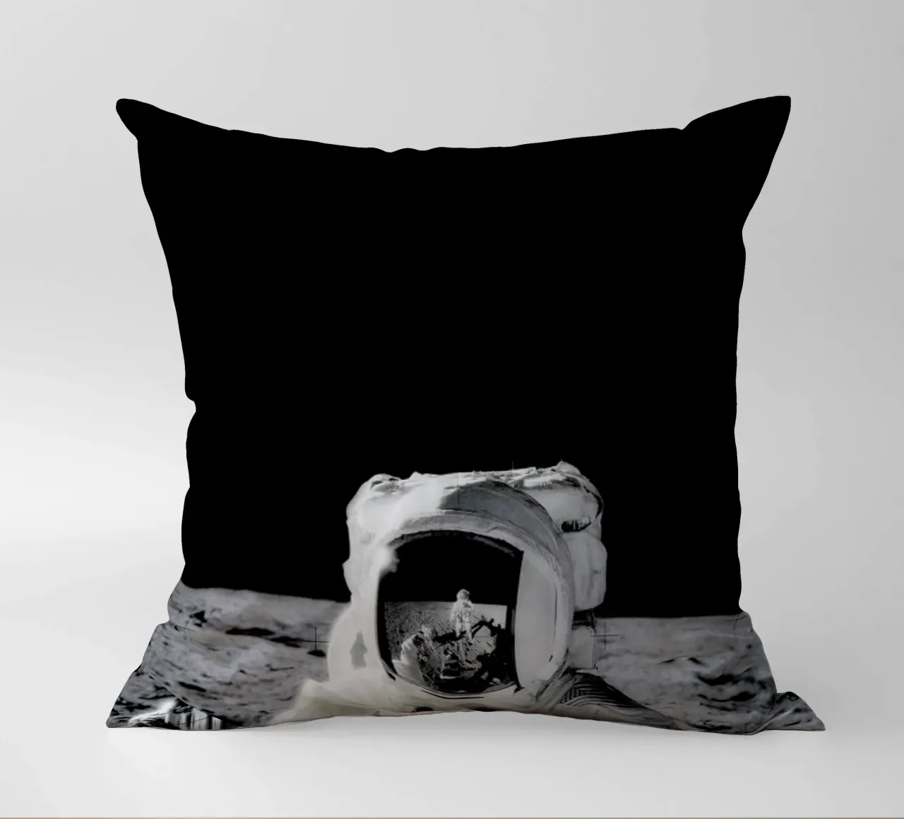 Reflection on the Moon cuscino da Vintage by JUNIQE