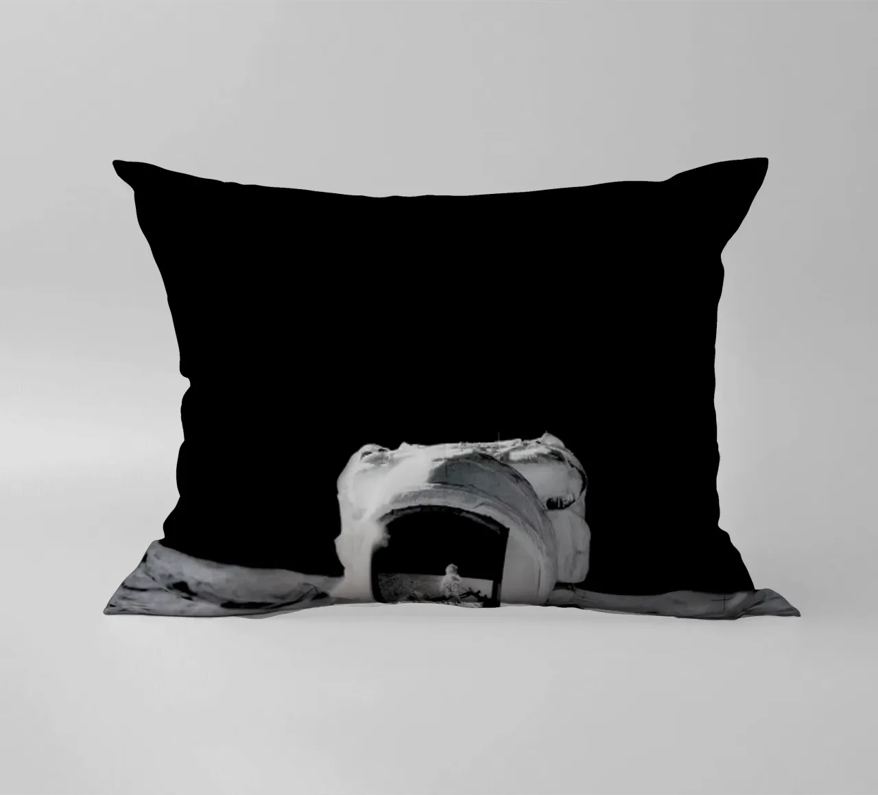 Reflection on the Moon cuscino da Vintage by JUNIQE