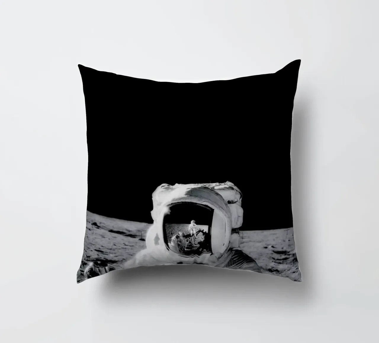 Reflection on the Moon cuscino da Vintage by JUNIQE