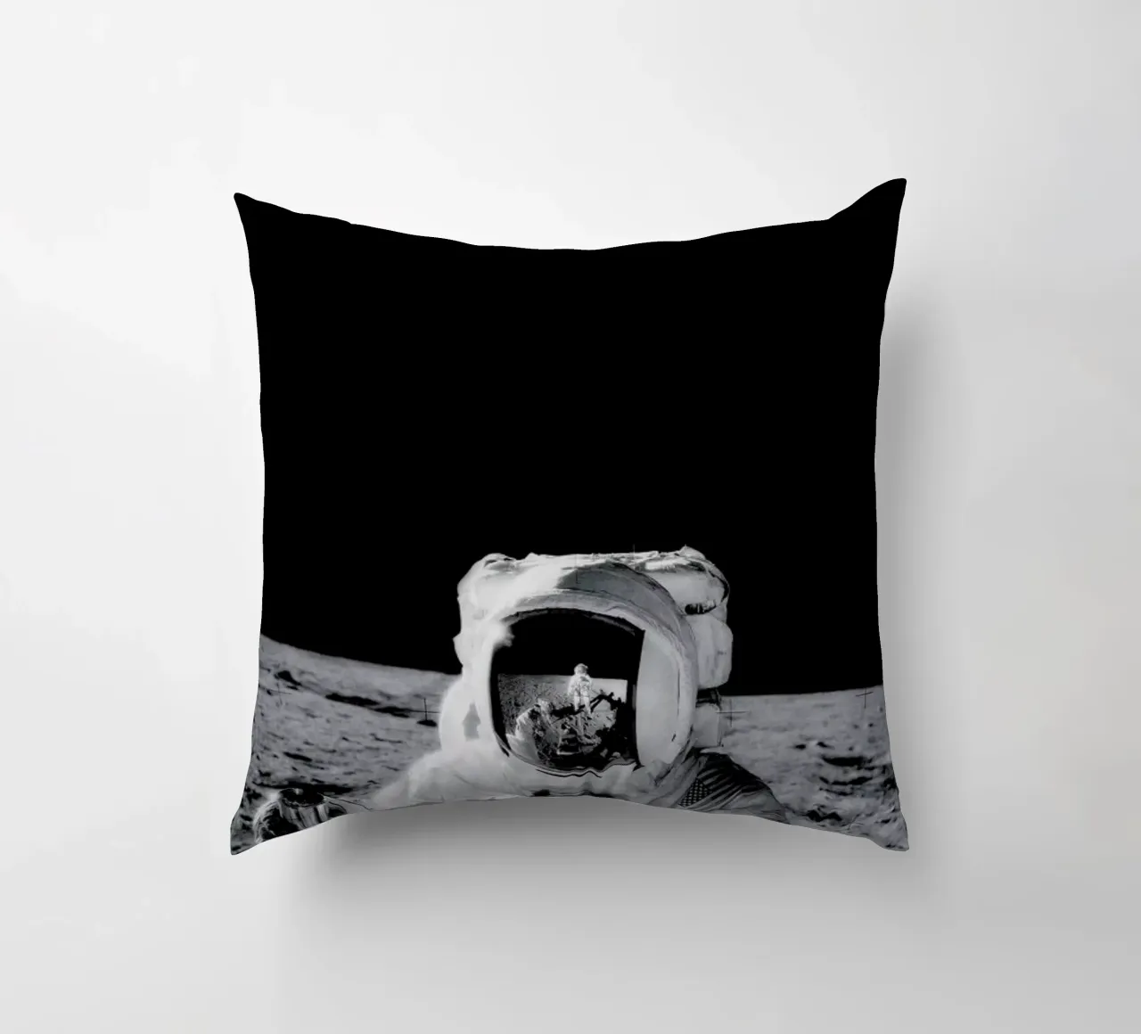 Reflection on the Moon cuscino da Vintage by JUNIQE