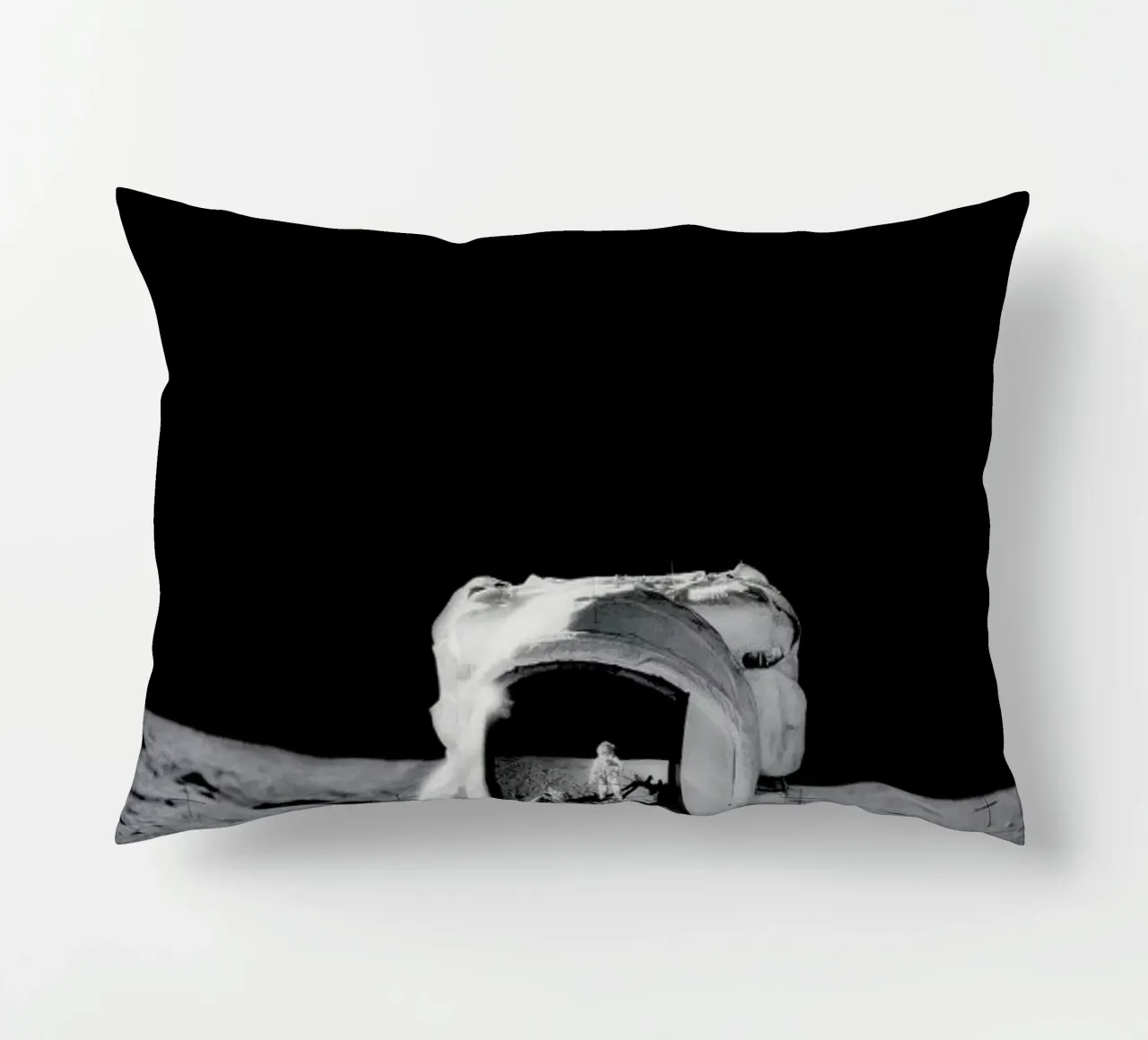 Reflection on the Moon cuscino da Vintage by JUNIQE