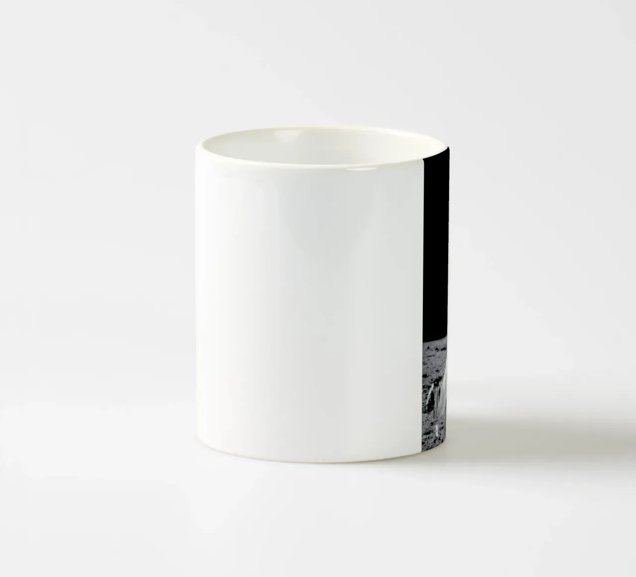 Reflection on the Moon tazza in ceramica da Vintage by JUNIQE