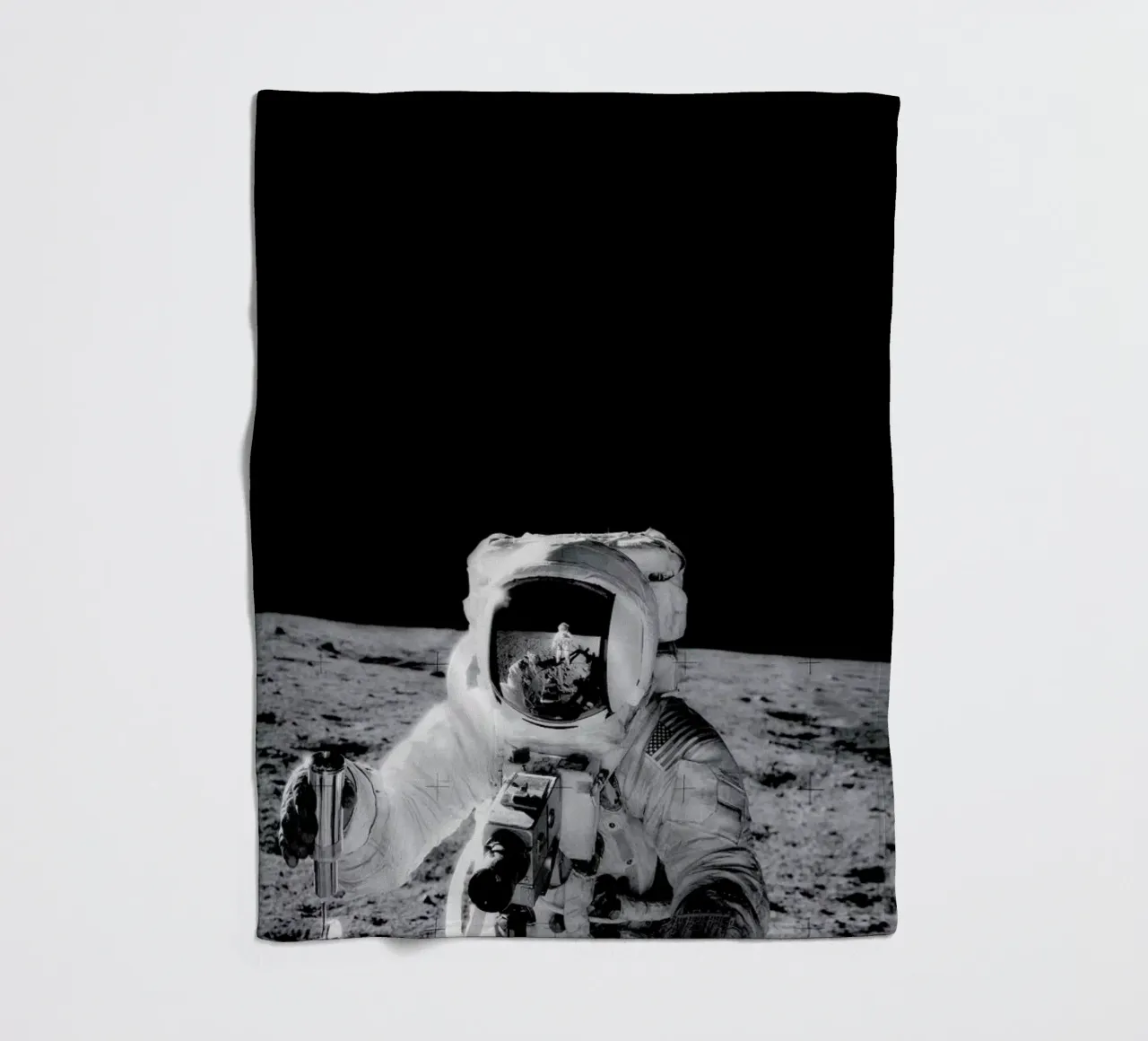 Reflection on the Moon coperta in pile da Vintage by JUNIQE