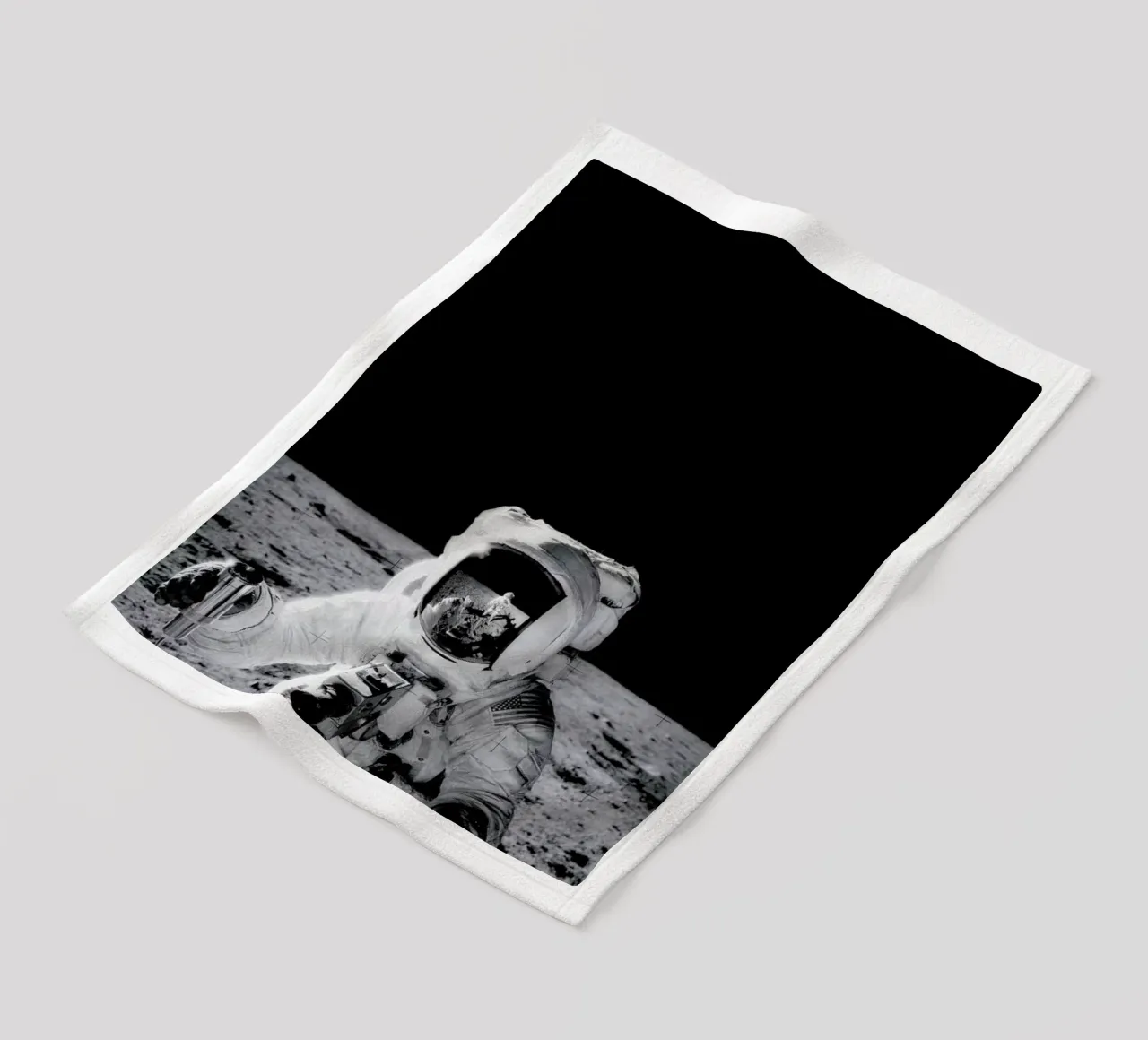 Reflection on the Moon coperta in pile da Vintage by JUNIQE