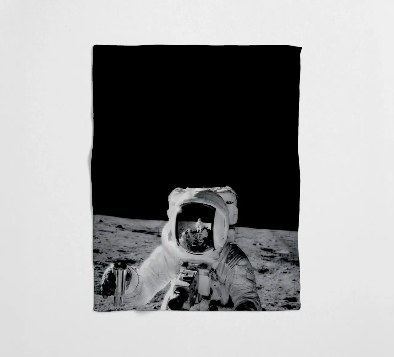 Reflection on the Moon coperta in pile da Vintage by JUNIQE