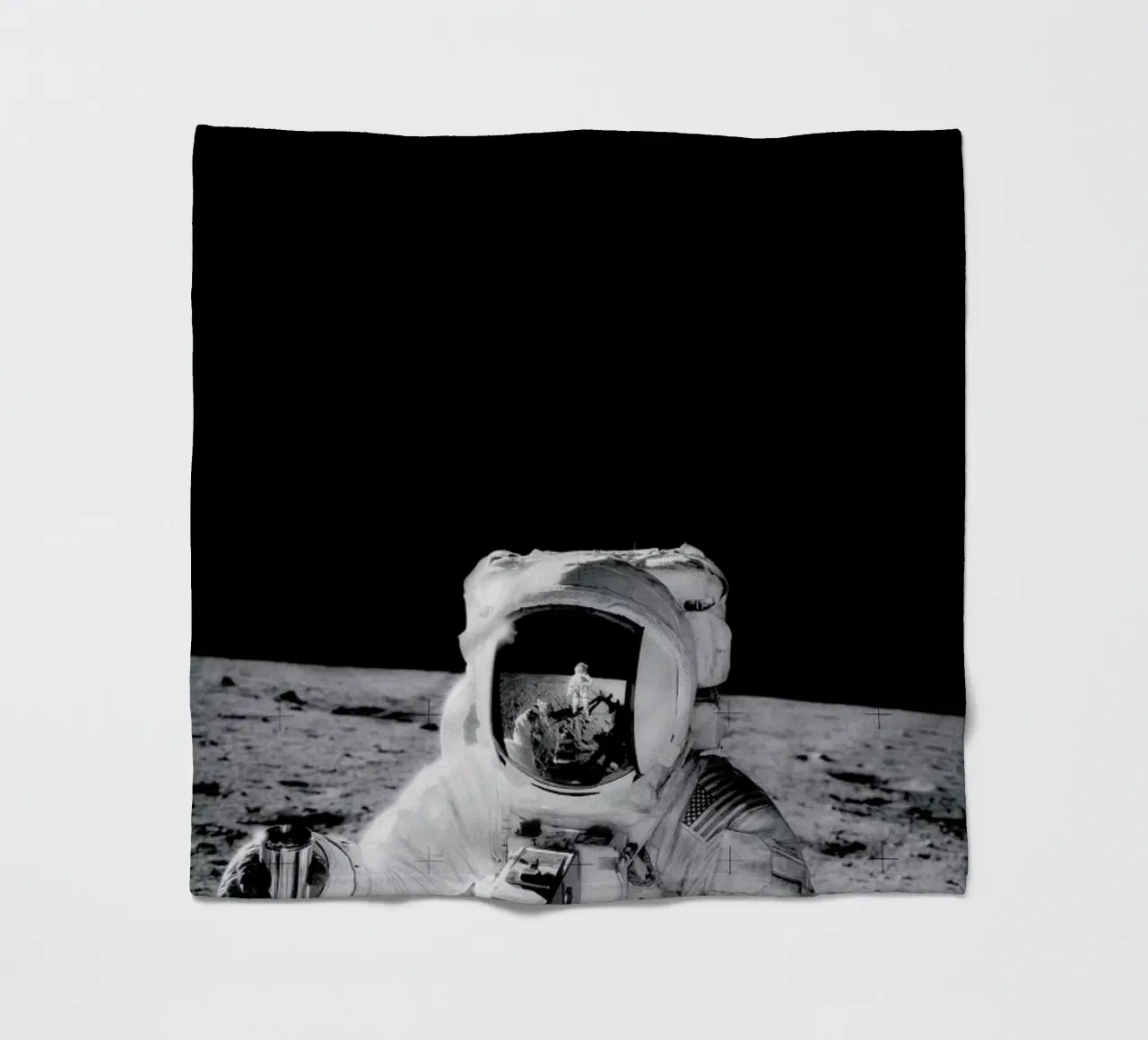 Reflection on the Moon coperta in pile da Vintage by JUNIQE