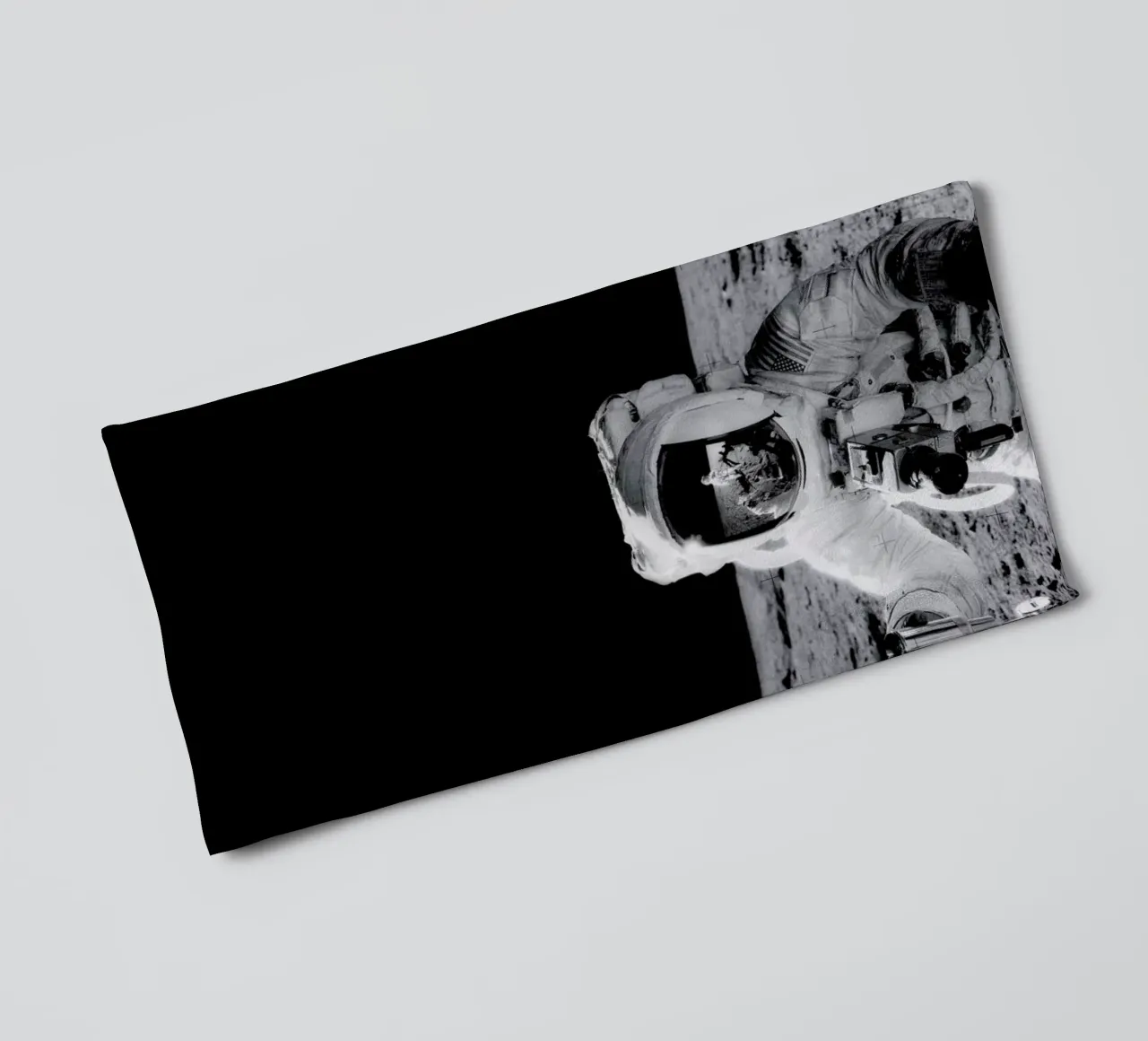 Reflection on the Moon asciugamano da bagno da Vintage by JUNIQE