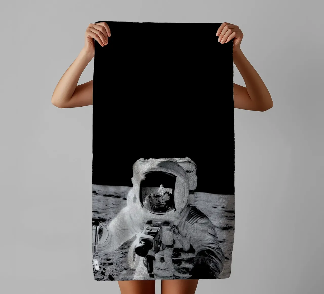 Reflection on the Moon asciugamano da bagno da Vintage by JUNIQE