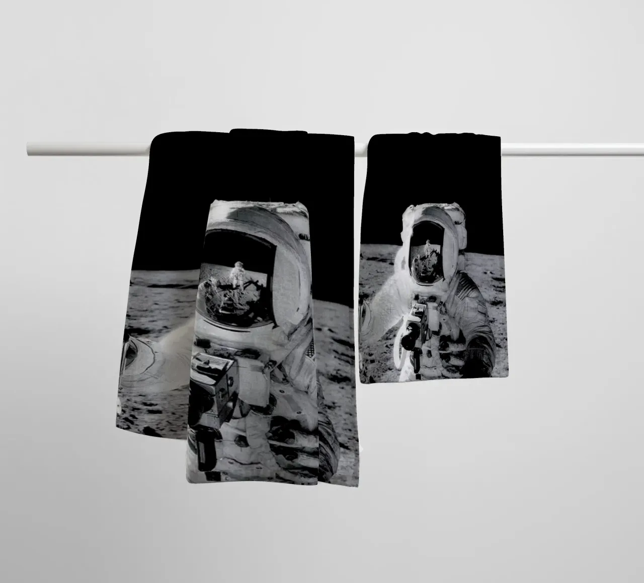 Reflection on the Moon asciugamano da bagno da Vintage by JUNIQE