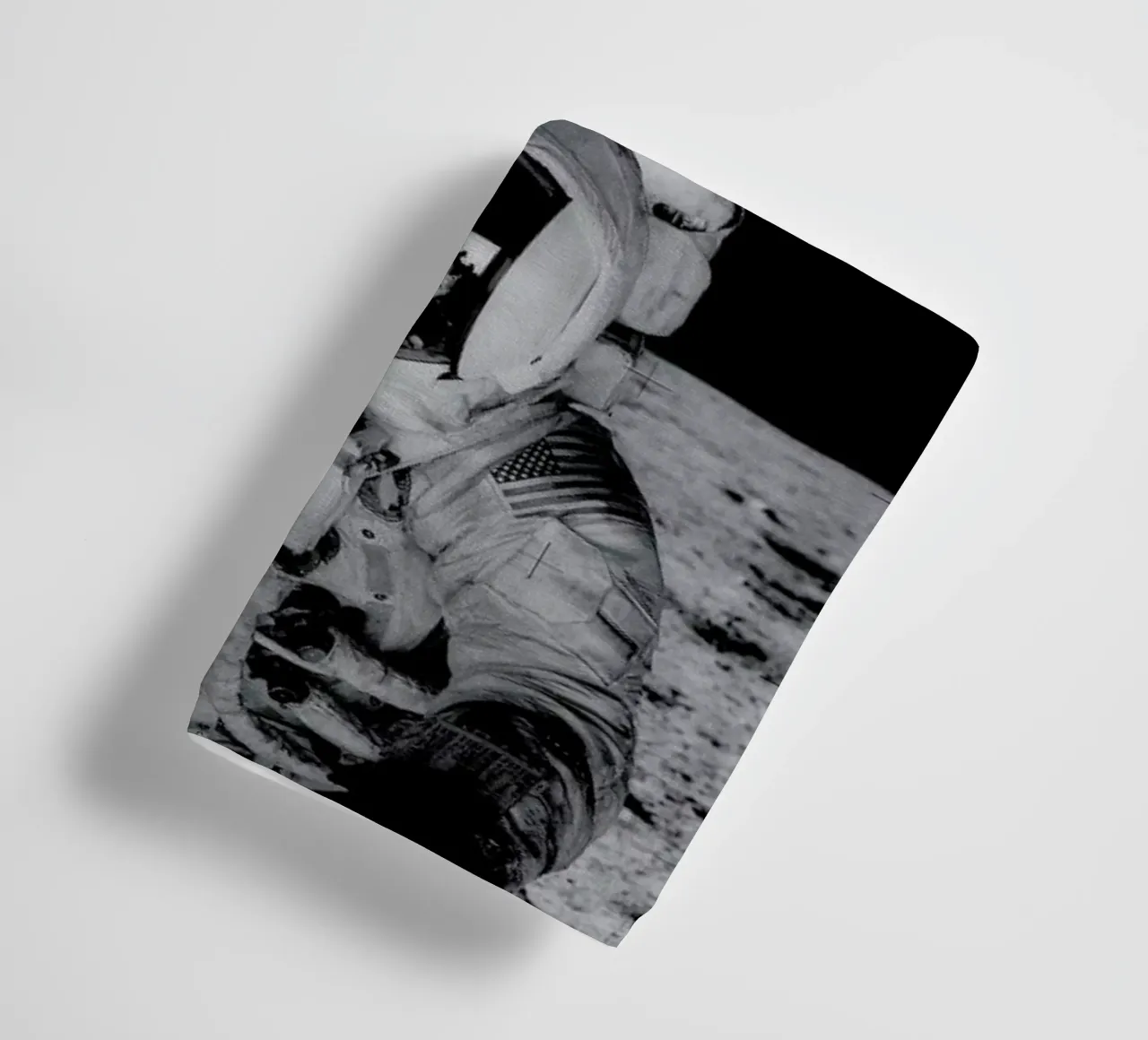 Reflection on the Moon asciugamano da bagno da Vintage by JUNIQE