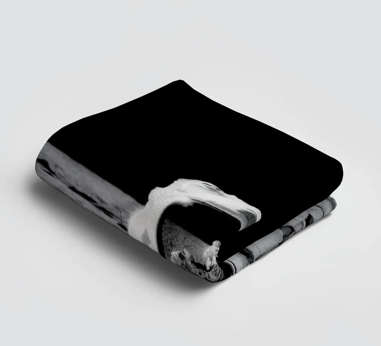 Reflection on the Moon asciugamano da bagno da Vintage by JUNIQE