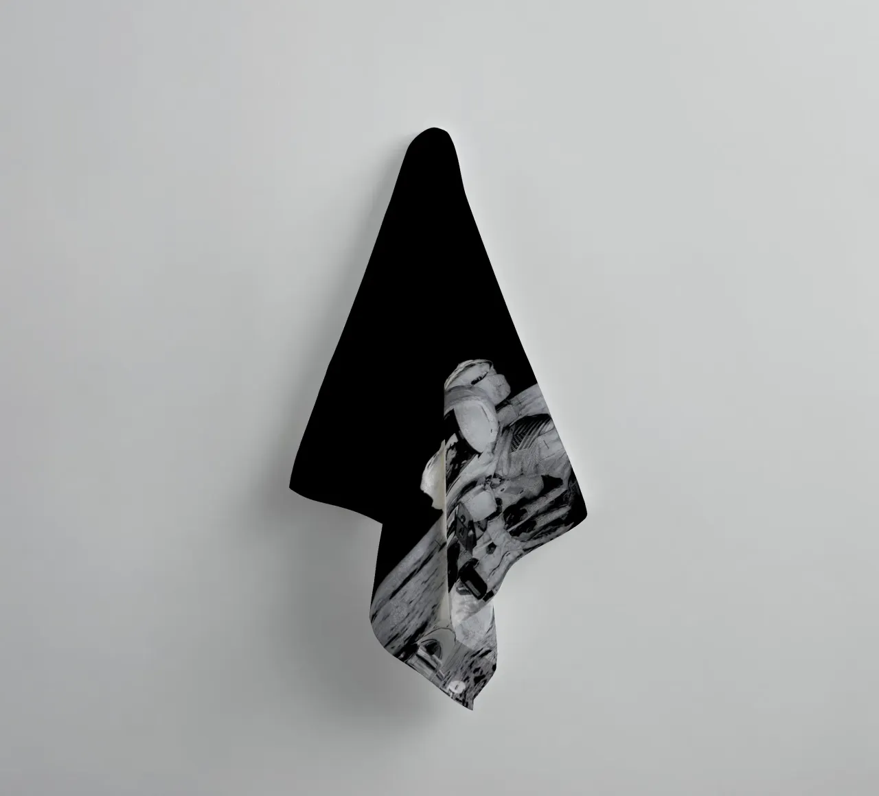 Reflection on the Moon asciugamano da bagno da Vintage by JUNIQE