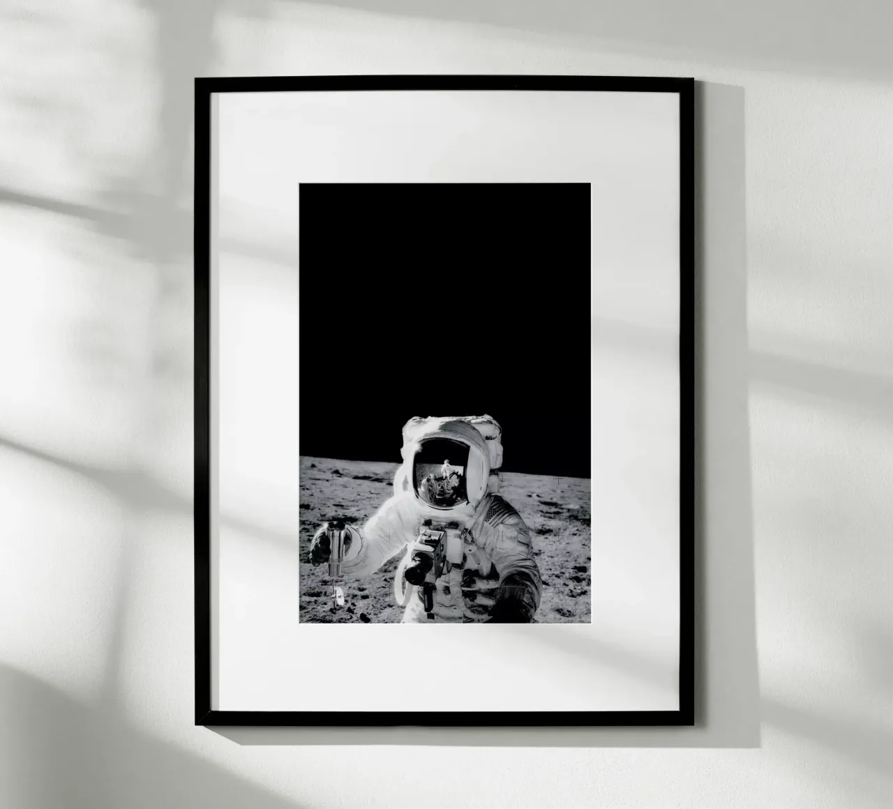 Reflection on the Moon poster da Vintage by JUNIQE