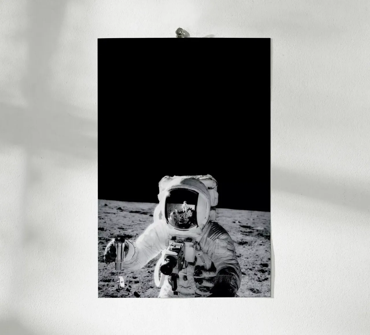 Reflection on the Moon poster da Vintage by JUNIQE