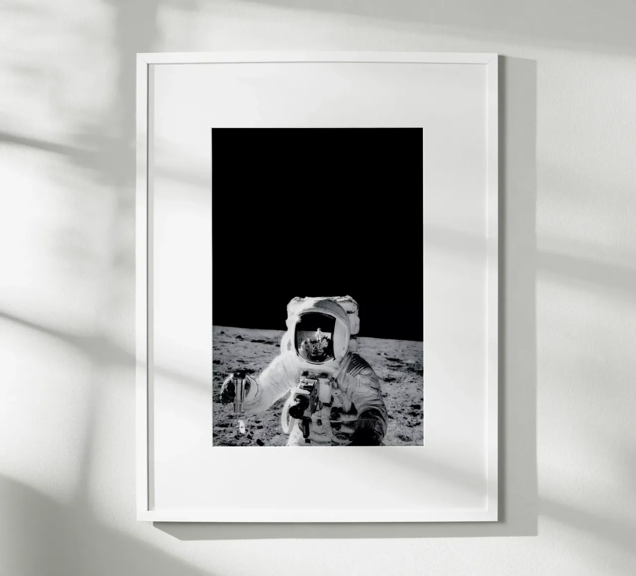 Reflection on the Moon poster da Vintage by JUNIQE