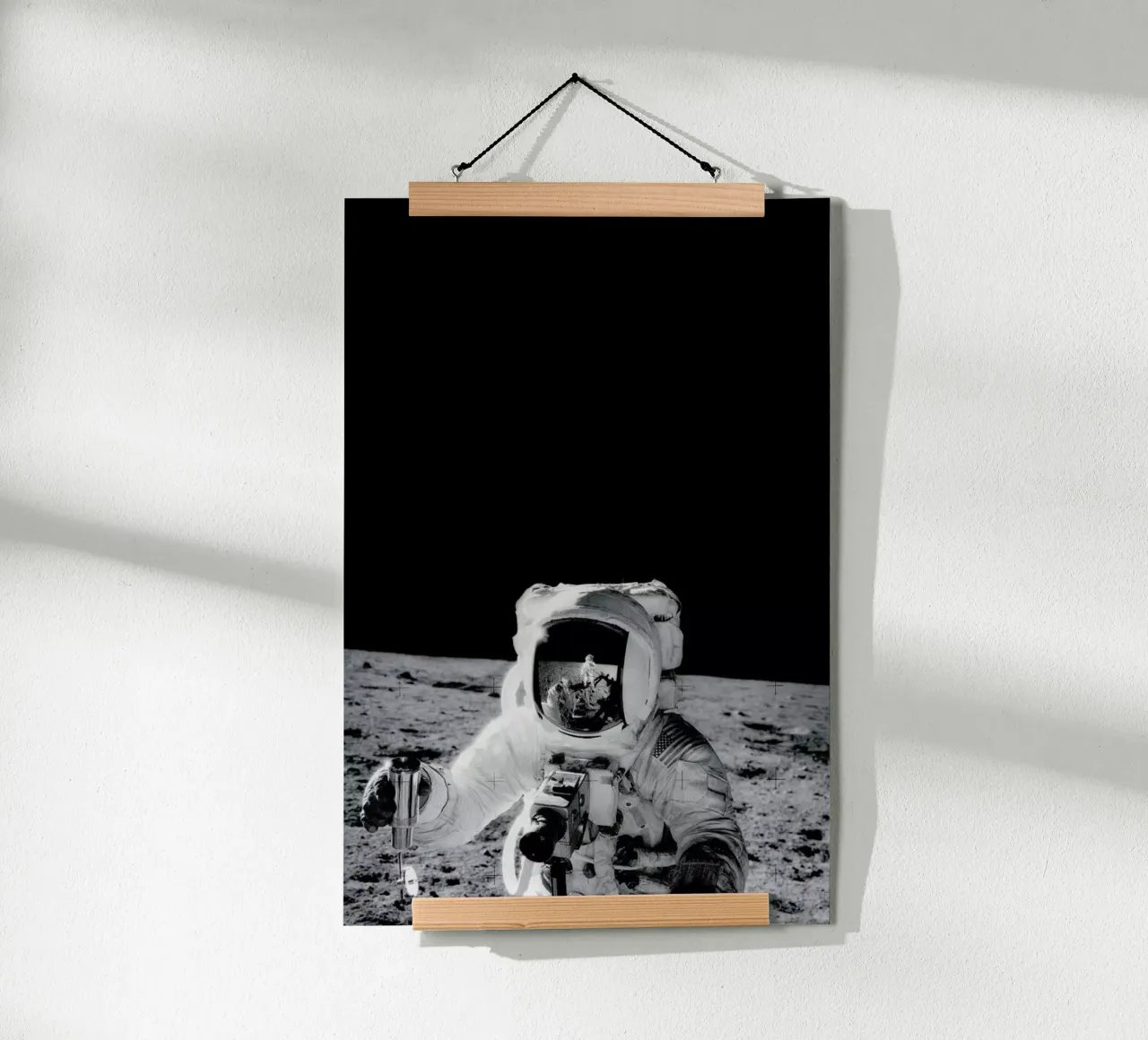 Reflection on the Moon poster da Vintage by JUNIQE