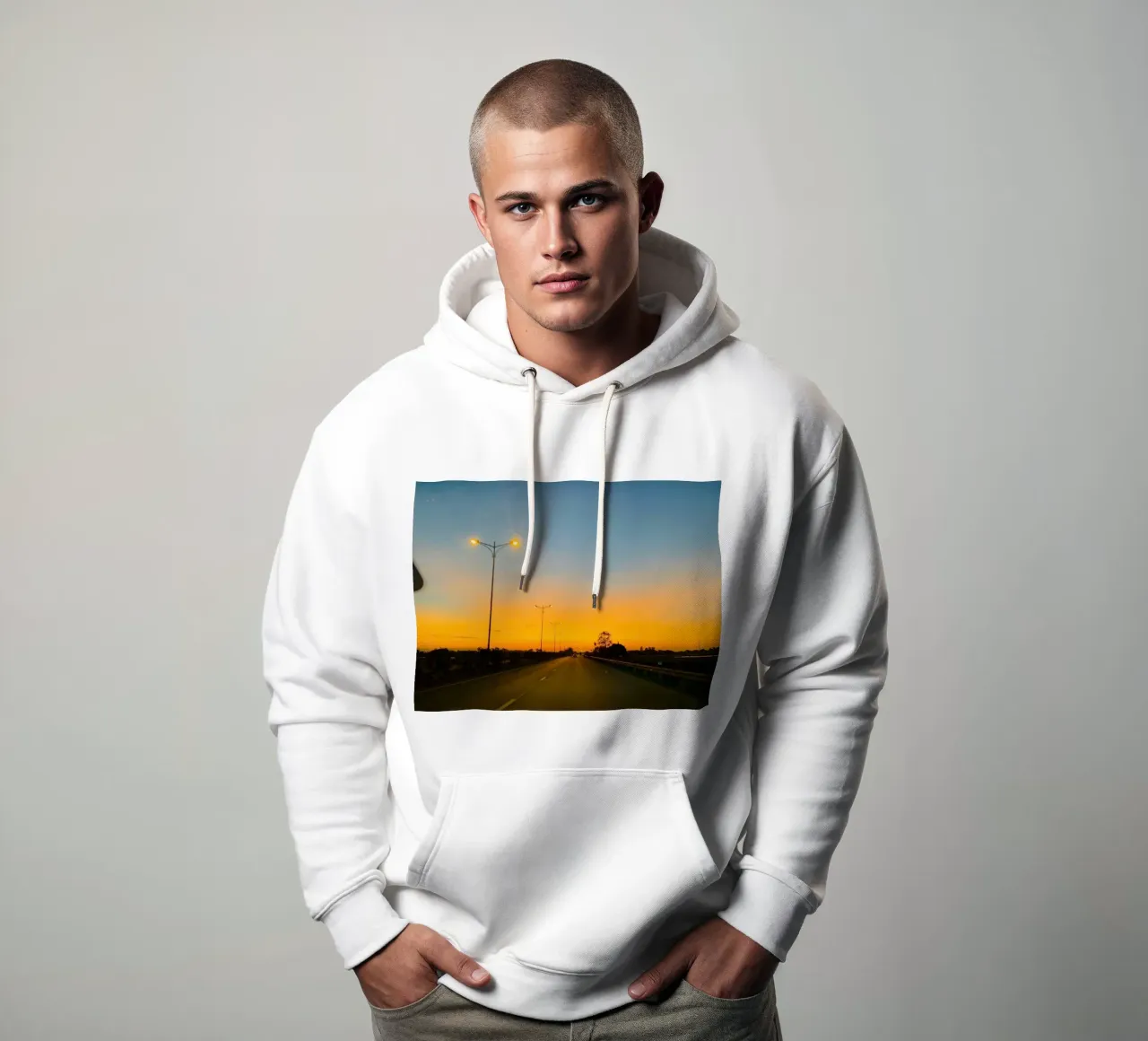 Una strada immersa nella luce del tramonto felpa con cappuccio da Earthly Visions