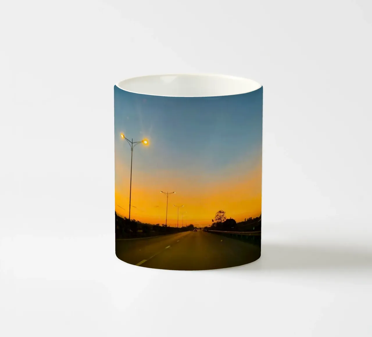 Een weg badend in zonsondergang keramische mok van Earthly Visions