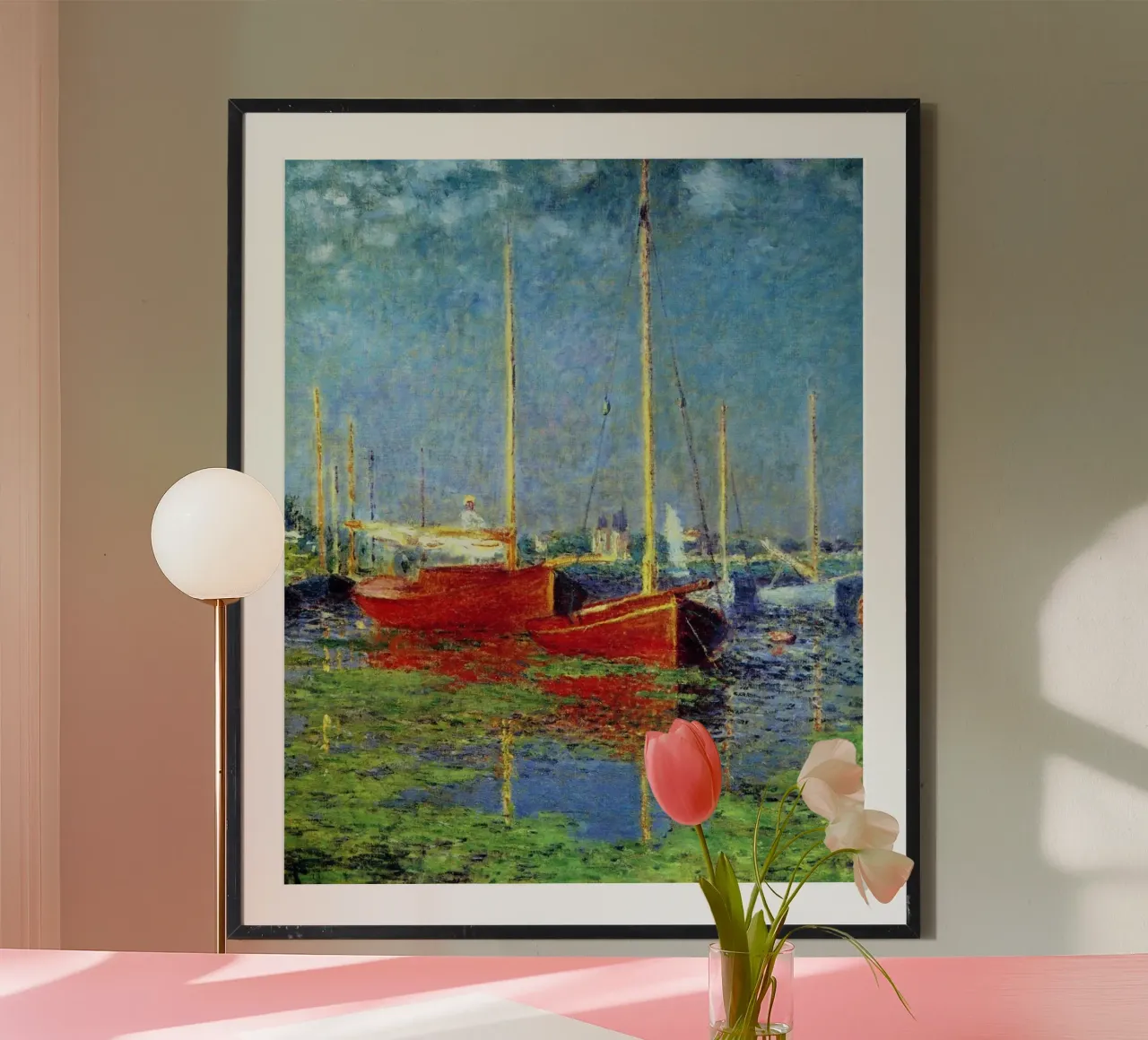 bateau rouge ancré dans les eaux du marais claude monet poster avec cadre en aluminium de belong shop