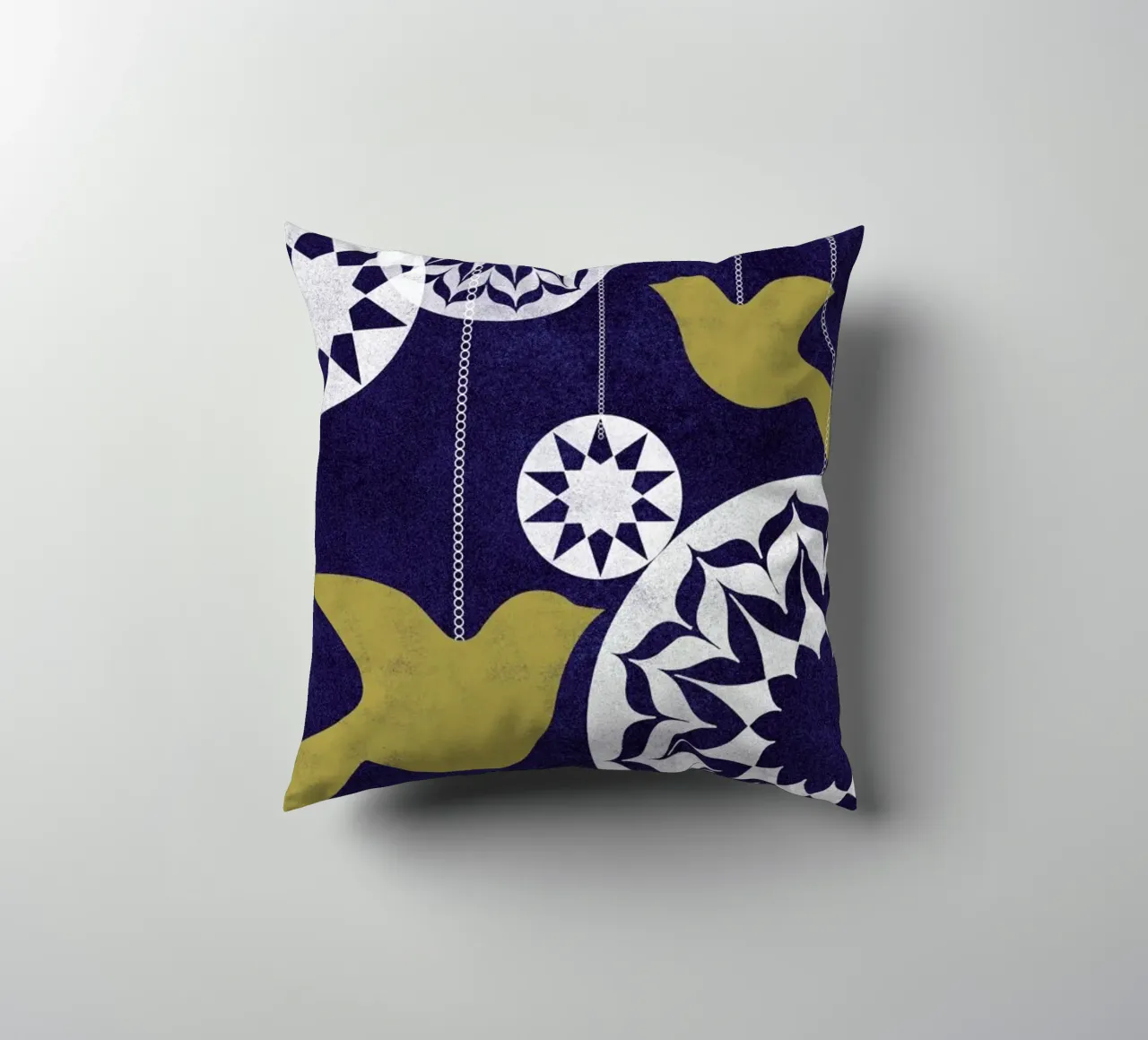 Flying Baubles cuscino da Catherine Aguilar