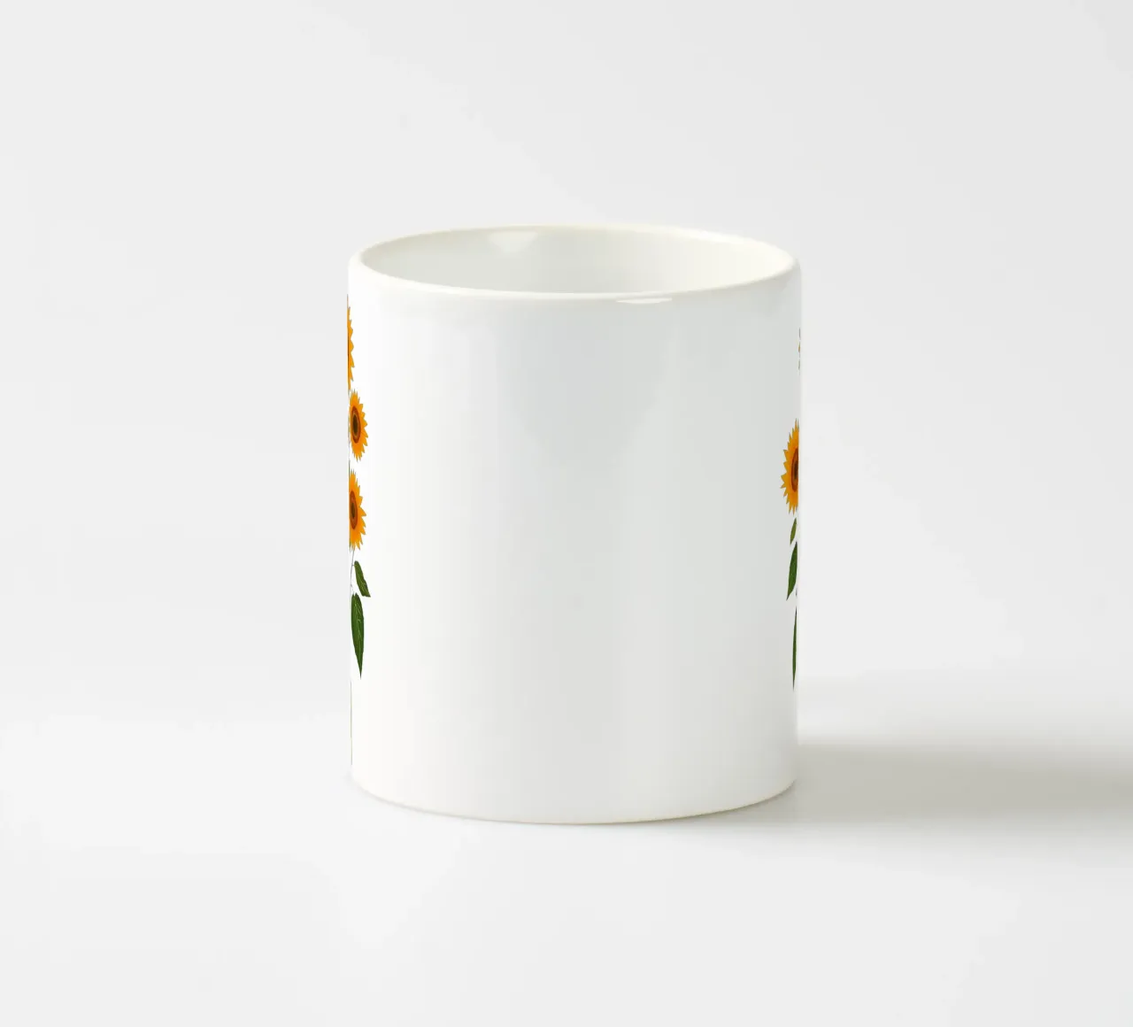 Girasoli in un vaso di vetro tazza in ceramica da Curious Canvas