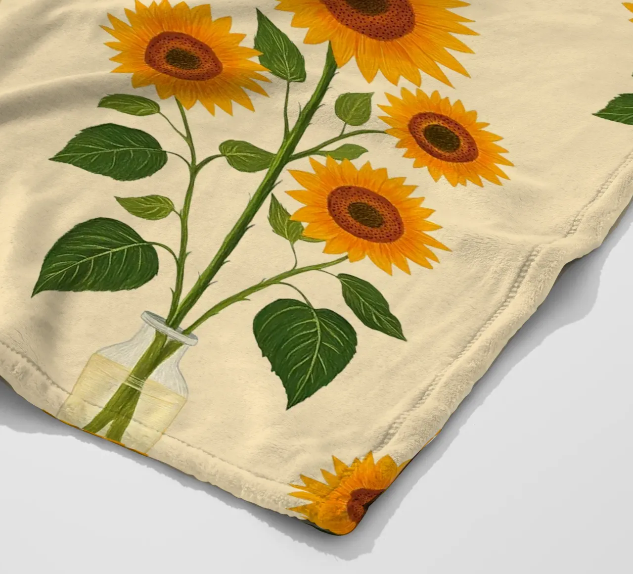 Girasoli in un vaso di vetro coperta in pile da Curious Canvas
