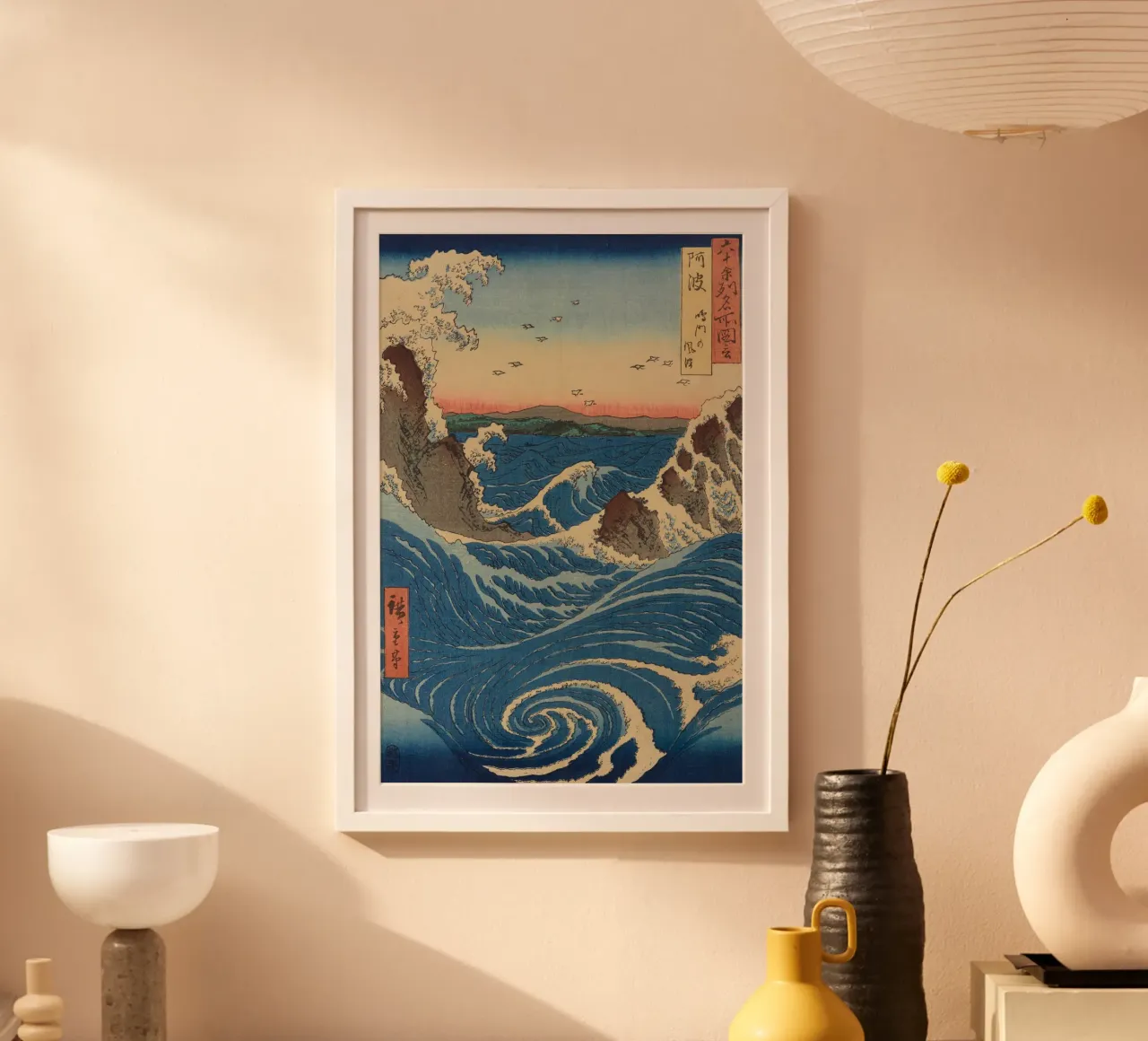 Utagawa Hiroshige - Mari battuti dal vento sulla spiaggia di Shichiri poster con telaio in legno da Wirla