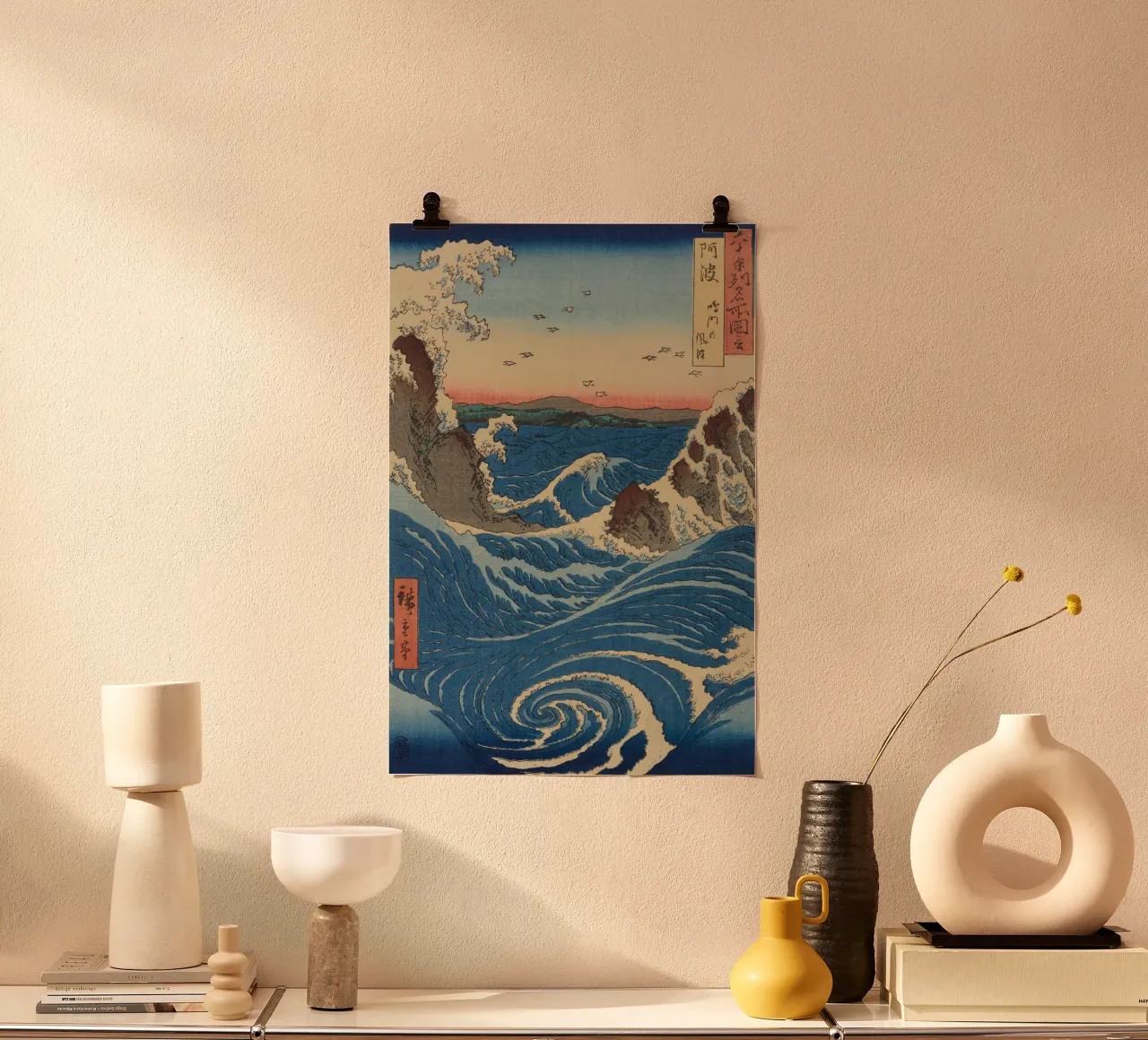 Utagawa Hiroshige - Mari battuti dal vento sulla spiaggia di Shichiri poster con telaio in legno da Wirla