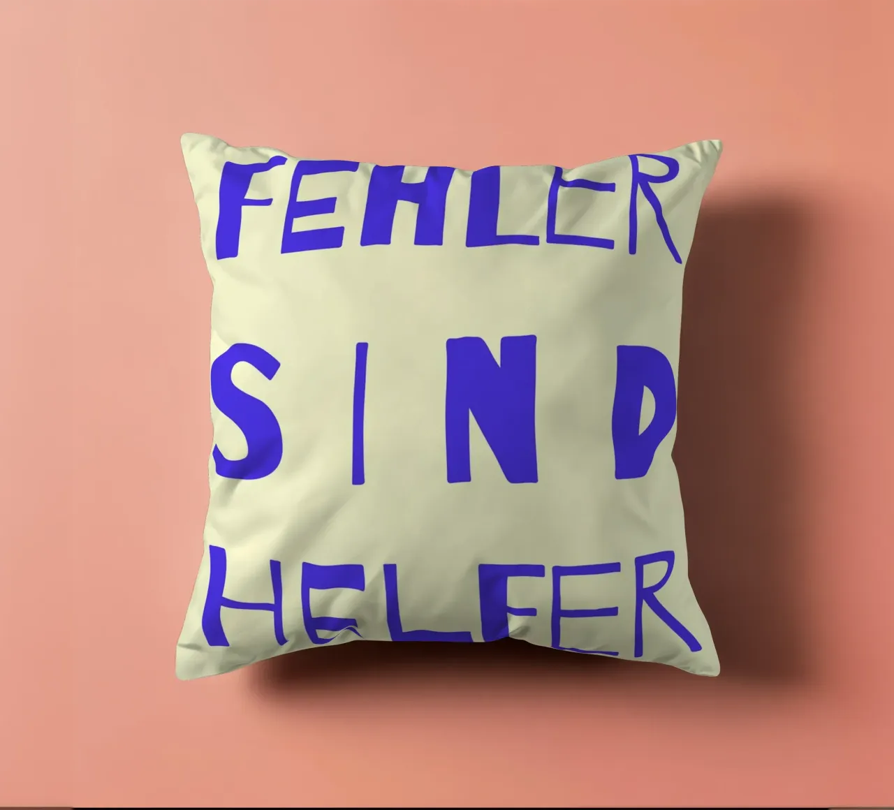 FEHLER SIND HELFER. cuscino da FRICKE DESIGN