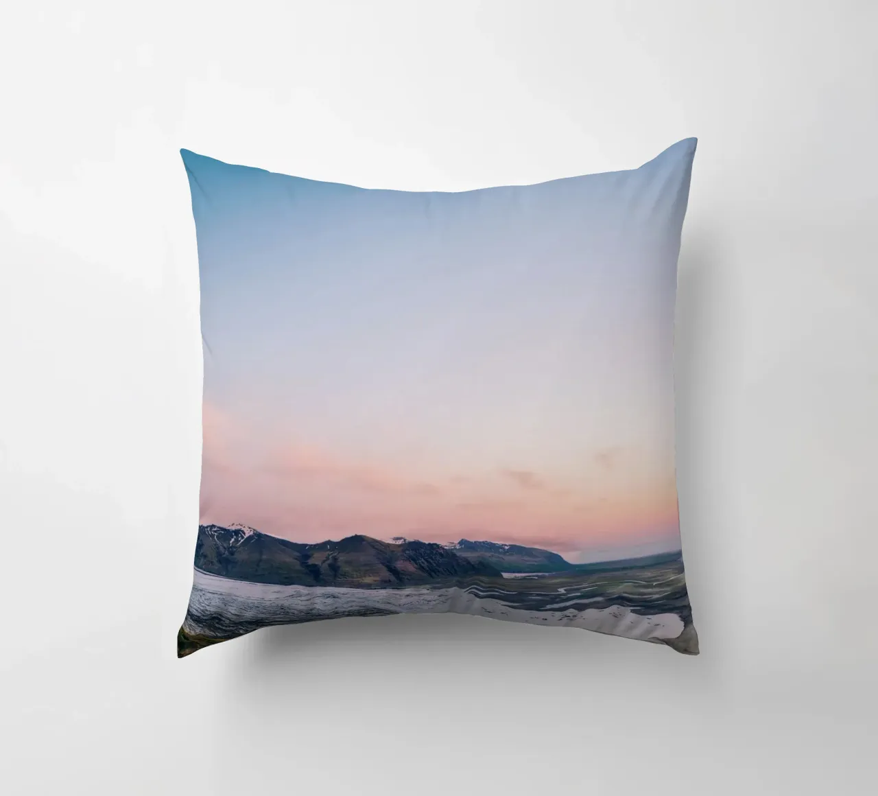 Icelandic Dawn: Where Ice Meets Elysian Hues cuscino da zenitt
