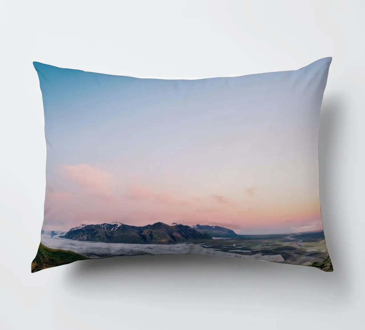 Icelandic Dawn: Where Ice Meets Elysian Hues cuscino da zenitt