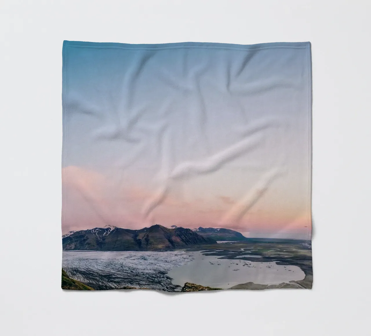 Icelandic Dawn: Where Ice Meets Elysian Hues coperta in pile da zenitt