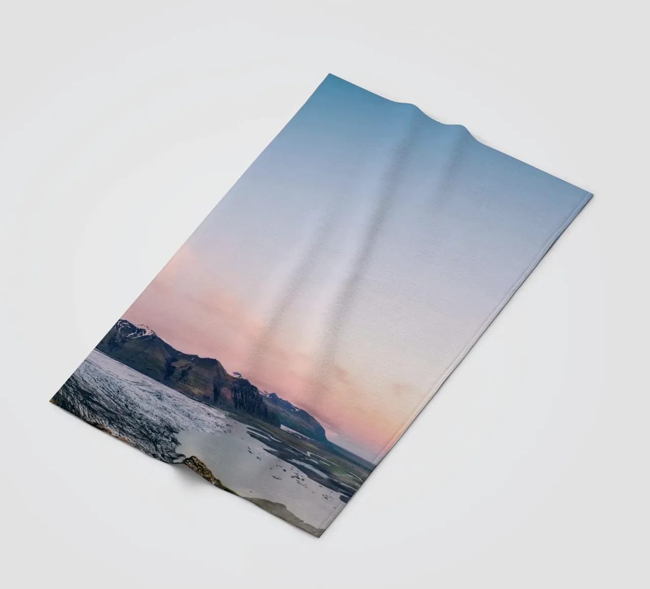 Icelandic Dawn: Where Ice Meets Elysian Hues coperta in pile da zenitt