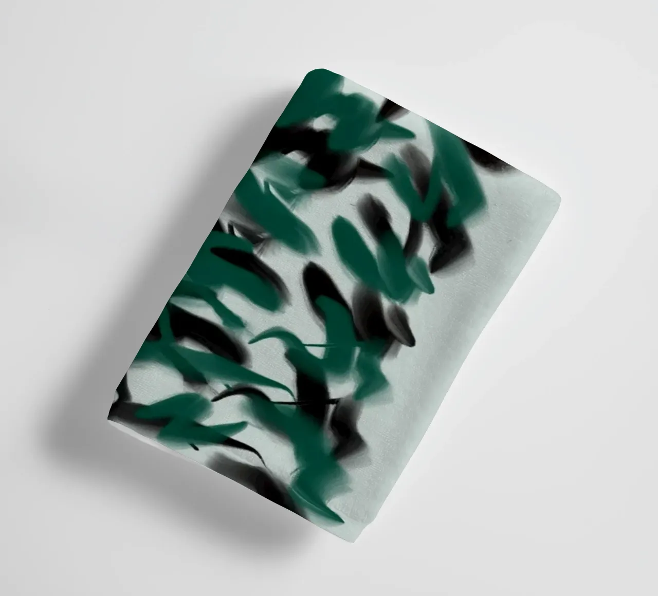 Pennellate astratte in verde asciugamano da bagno da Little Dean