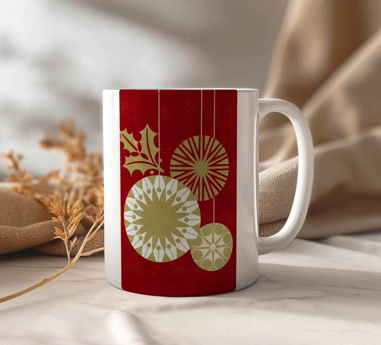 Golden Baubles tazza in ceramica da Catherine Aguilar