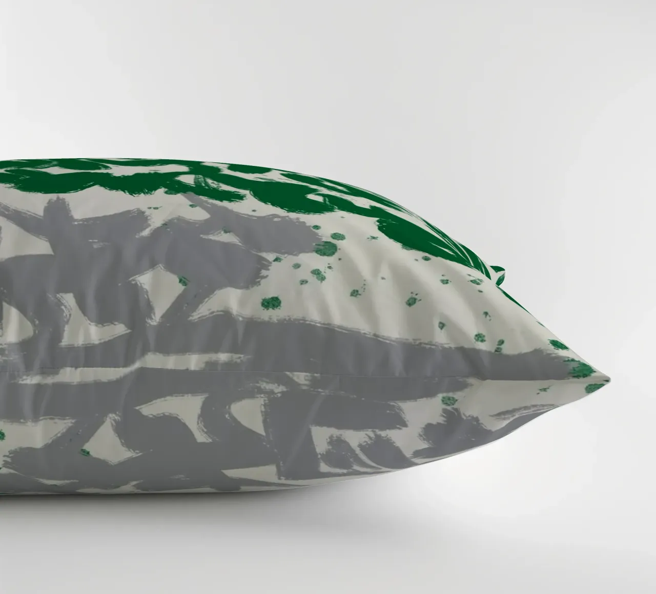Espressive pennellate astratte in verde cuscino da Little Dean