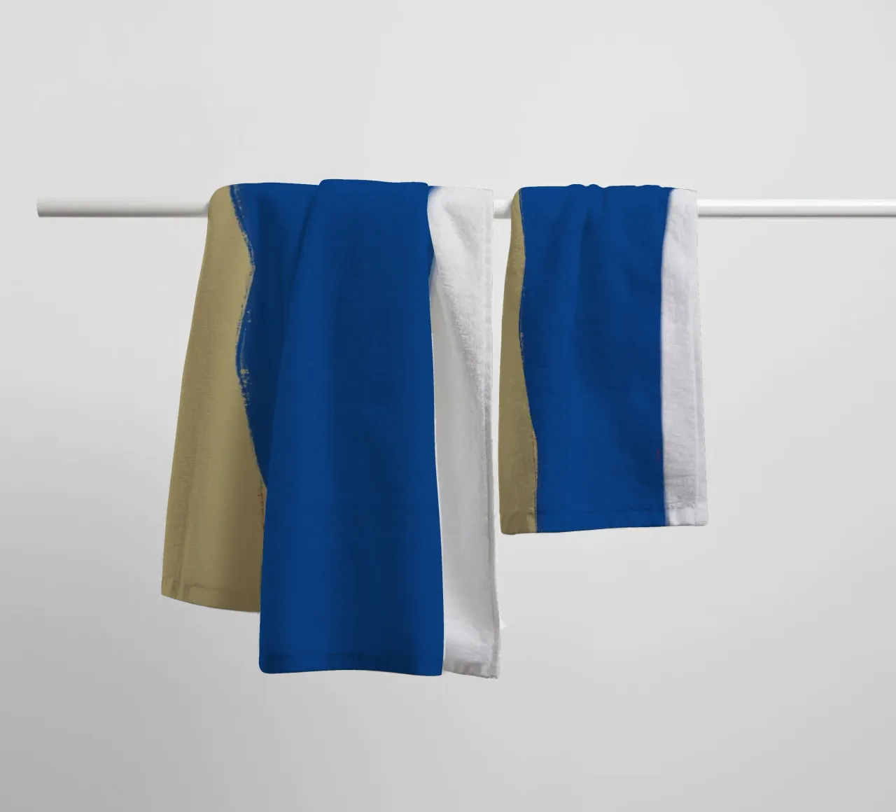 Abstracte kleurenblok compositie x badhanddoek van Little Dean