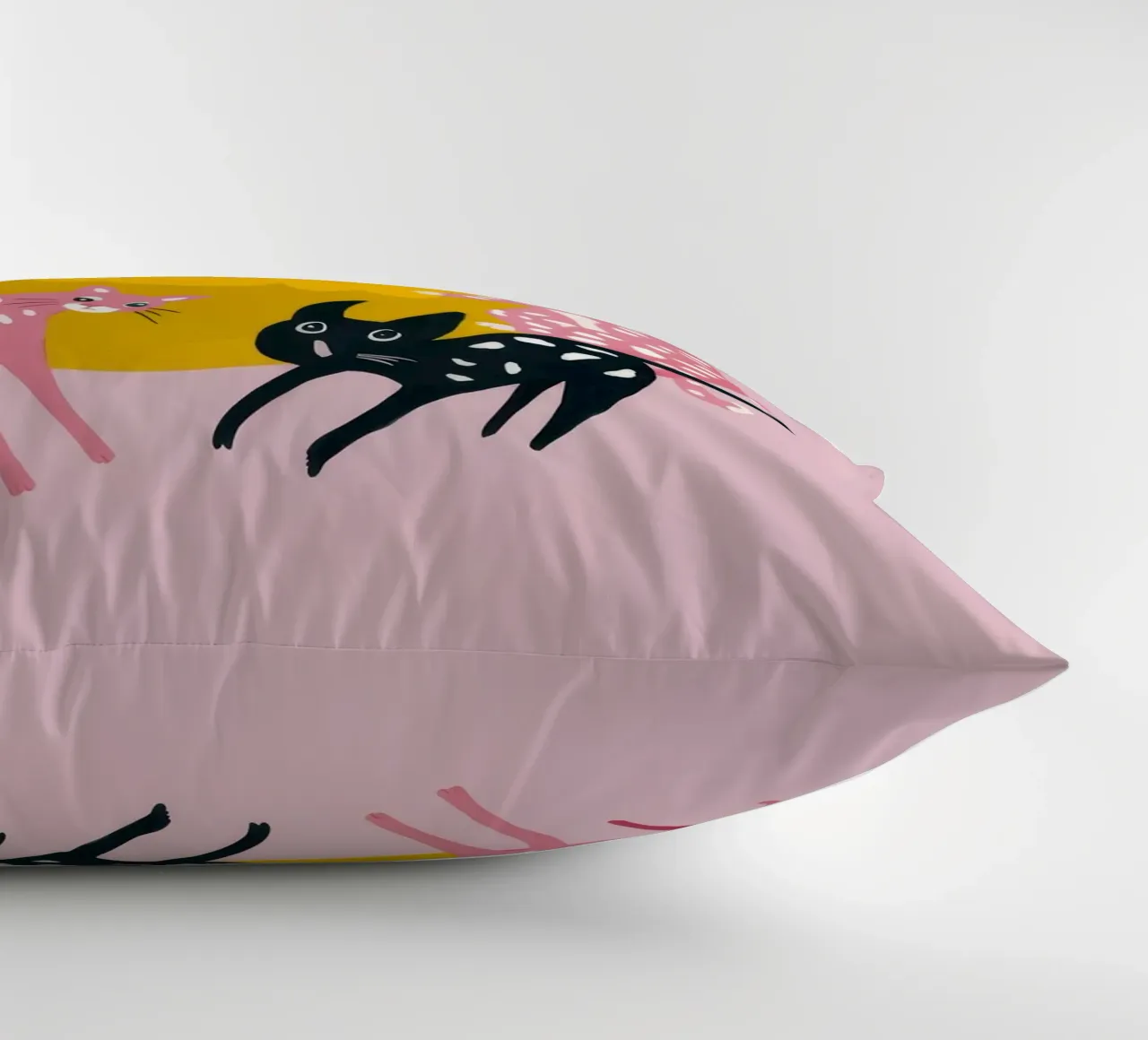 Abbraccio felino regale cuscino da Aether Brush