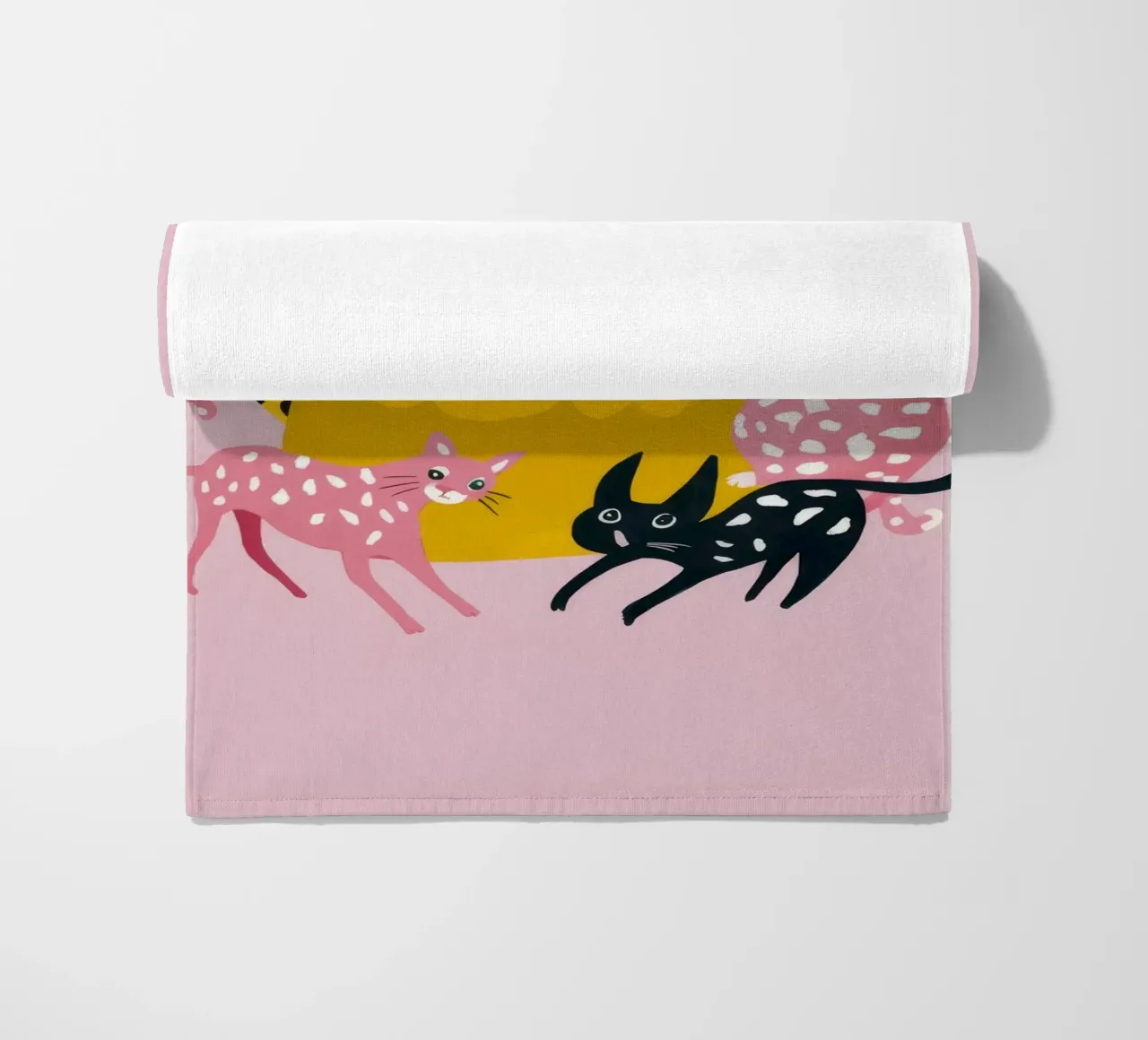 Abbraccio felino regale telo mare da Aether Brush