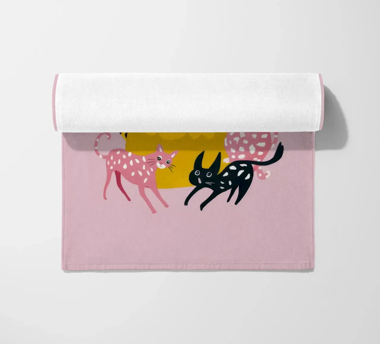 Abbraccio felino regale telo mare da Aether Brush