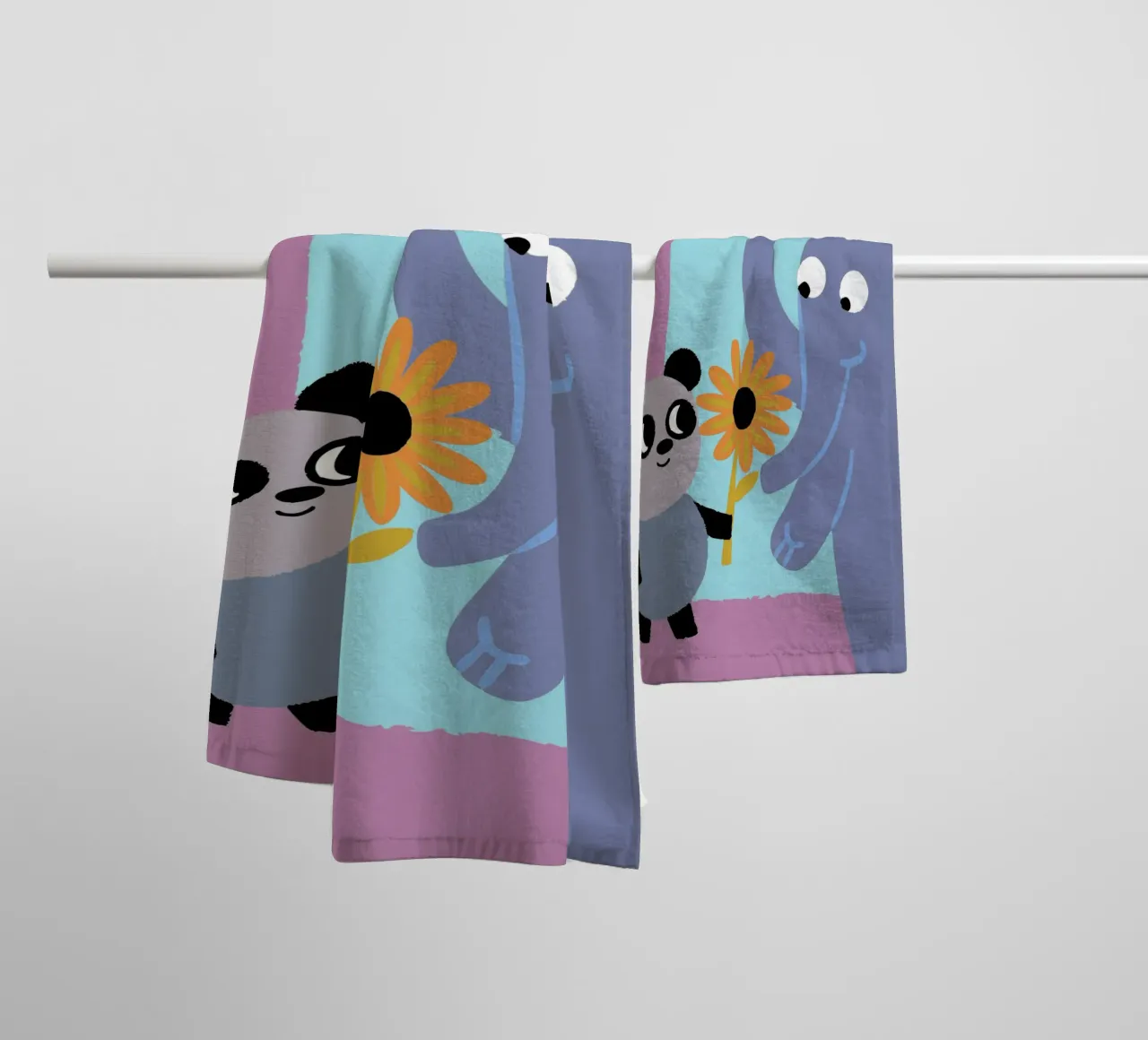 Pandas und Elefanten Handtuch von TRENDY POSTER SHOP